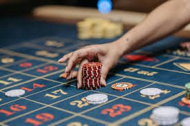dm9999 အက်ပ် မိုဘိုင်းဖုန်းတွင် Live Casino ကစားနေသည့် မြင်ကွင်း