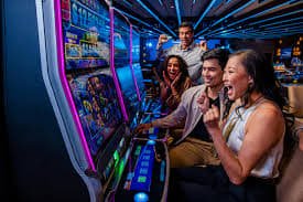 DM9999 APP မှတစ်ဆင့် ငါးပစ်ဂိမ်း ကစားနေသော မြန်မာ ကစားသမားမြင်ကွင်း